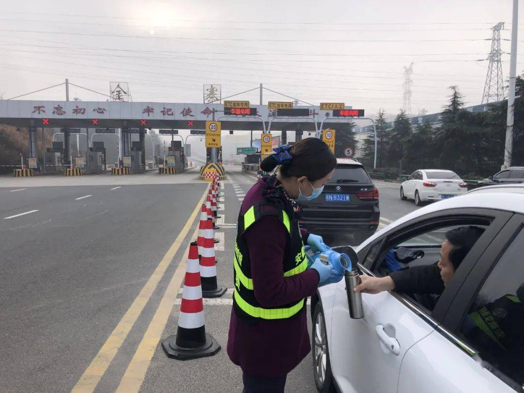 1保畅服务金寨收费站为司乘朋友提供开水,面包和泡面,驱赶冬日的寒意1