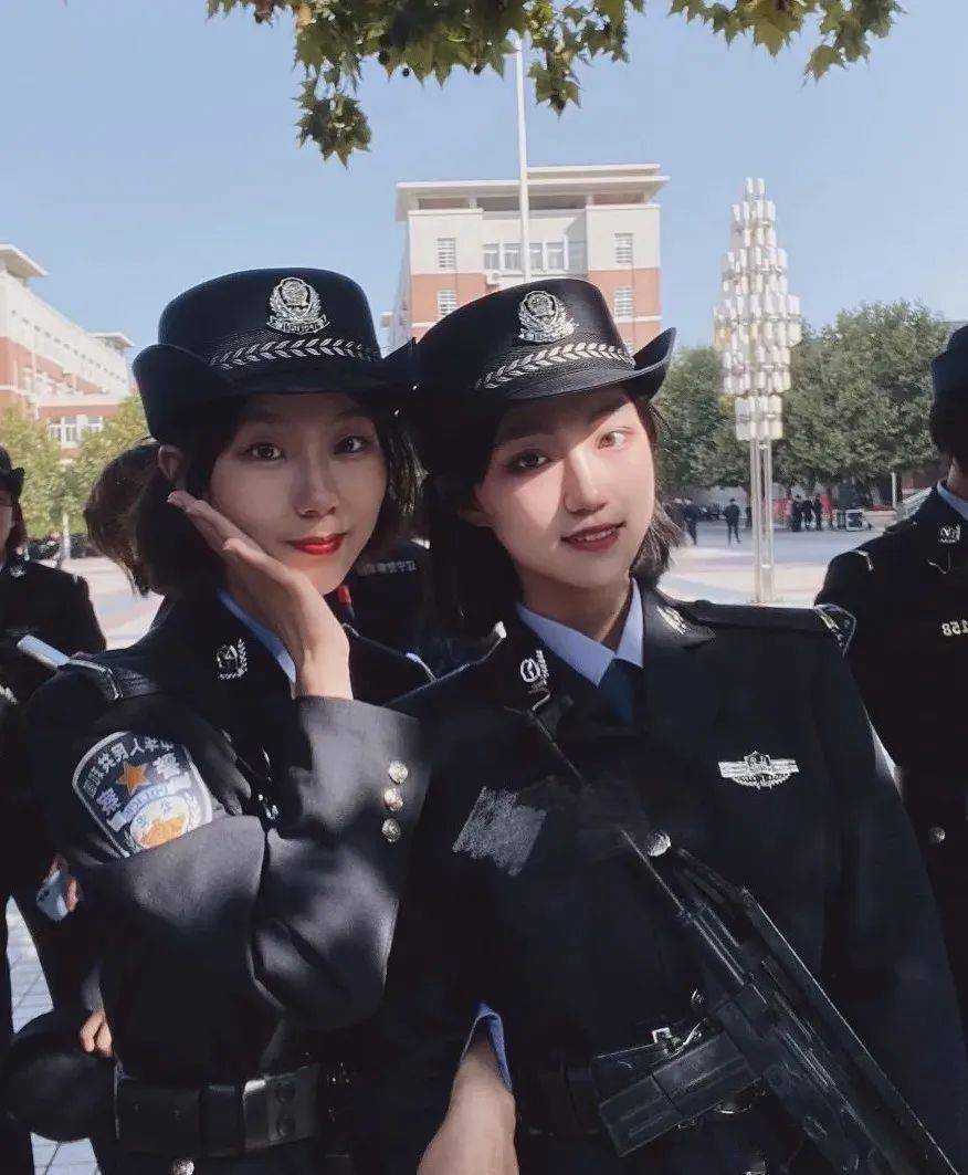 穿警服前 vs 穿警服後