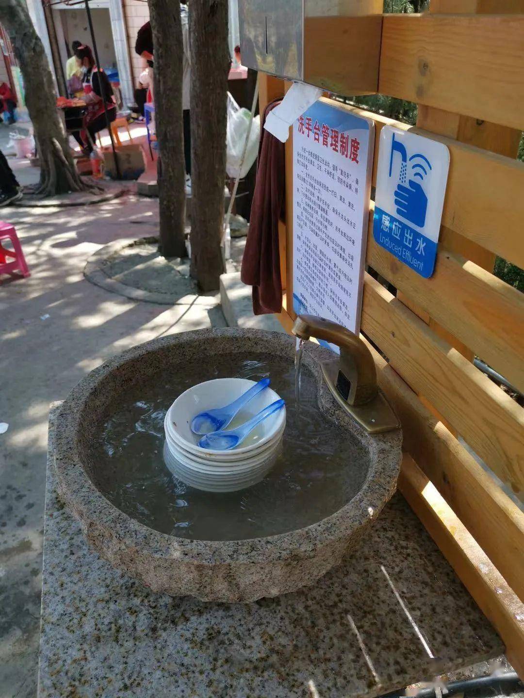 素质呢文笔塔洗手台变为摊贩洗碗台