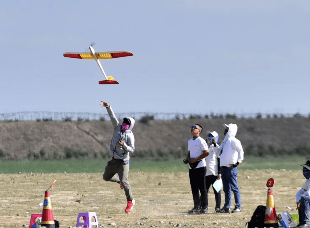 从入学北京城市学院大一开始,他便在北航实验学校担任航模队滑翔机