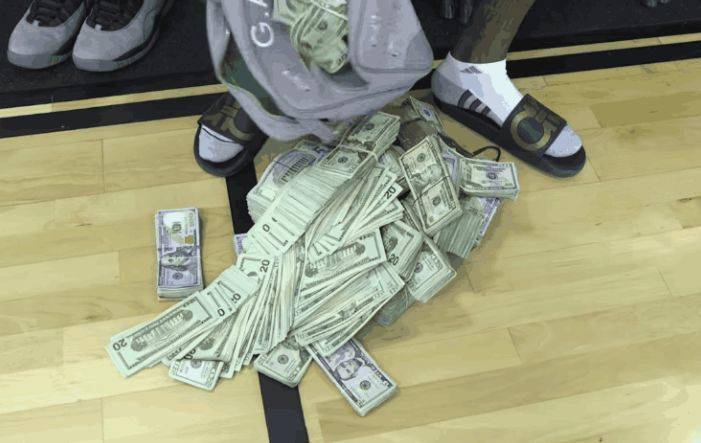 用美元擦屁股他拿十万现金单挑投出95命中率让尼克杨直接怂了