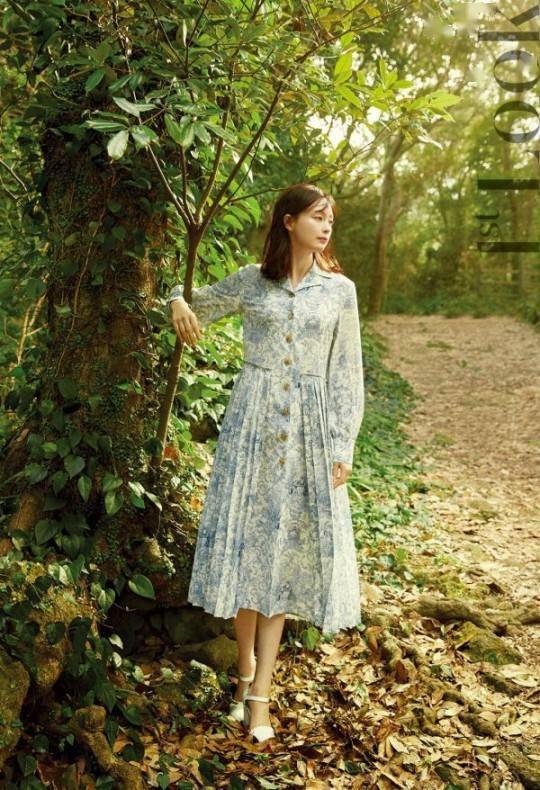 韩国女艺人李娜英最新杂志写真曝光