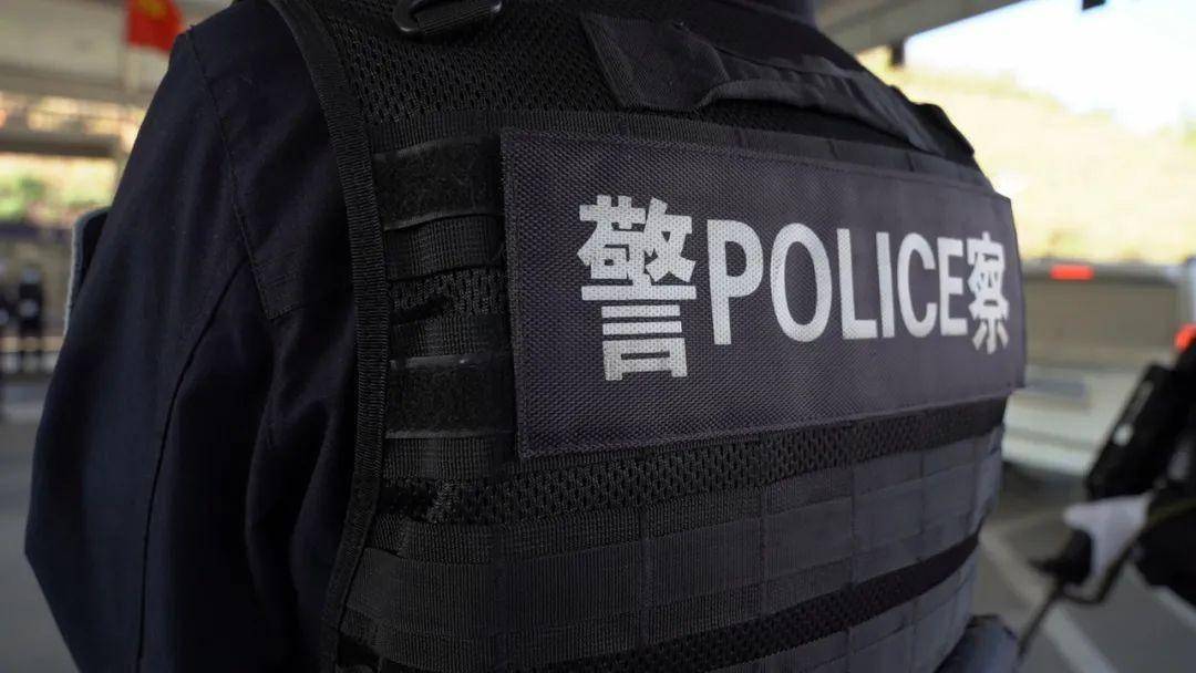 选择这一身象征责任和荣誉的藏蓝警服,就是选择了奉献小我成全大爱的