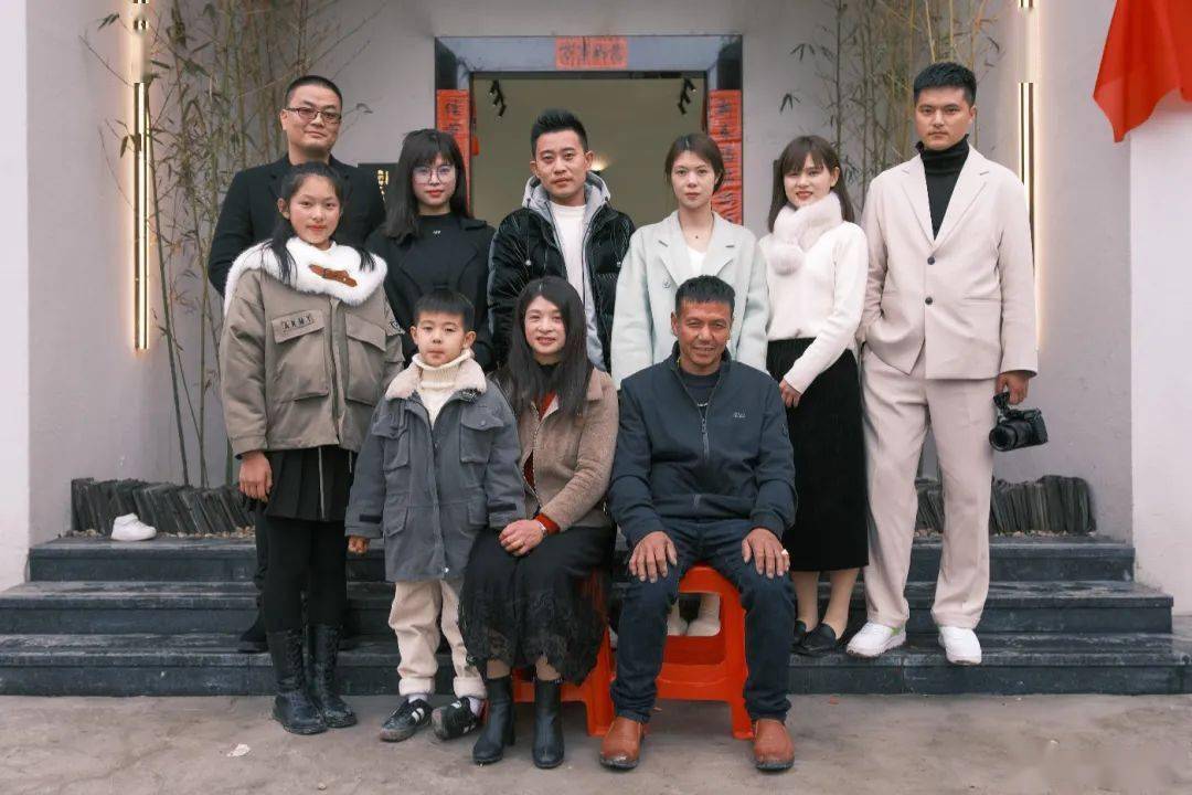 村里来了拍全家福的90后九旬老人缘何擦拭眼角的泪痕