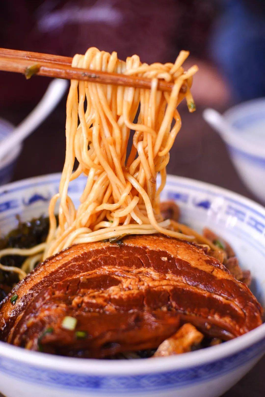 干挑面要多拌一拌才好吃,让每一根面条都充分的蘸上老卤.