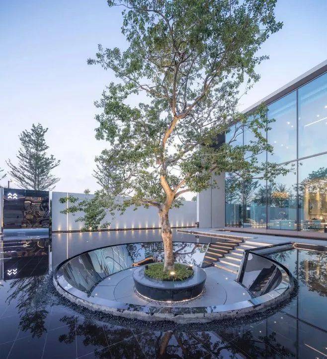 下沉景观广场设计要点:采光:下沉式景观的设计经常搭配着商业空间设计