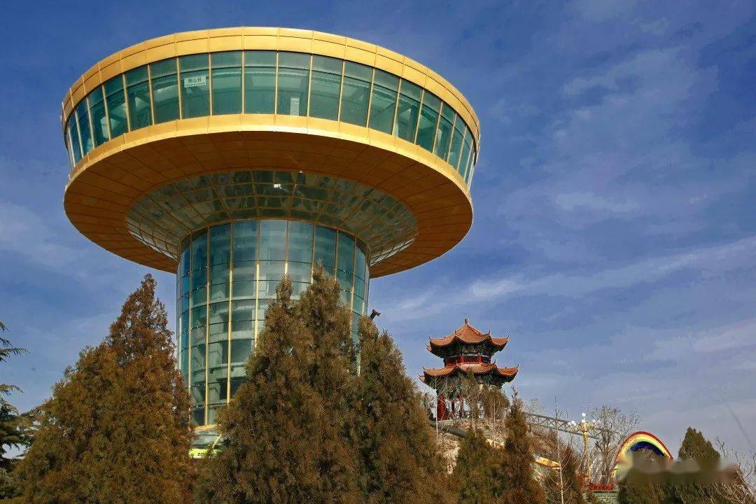 淄博人高空旋转餐厅来了吃饭喝酒拍照看无敌夜景