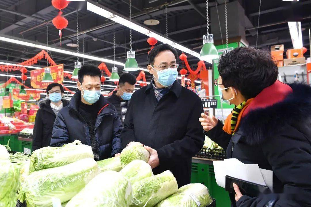 区领导调研检查节日市场供应情况_杨兵