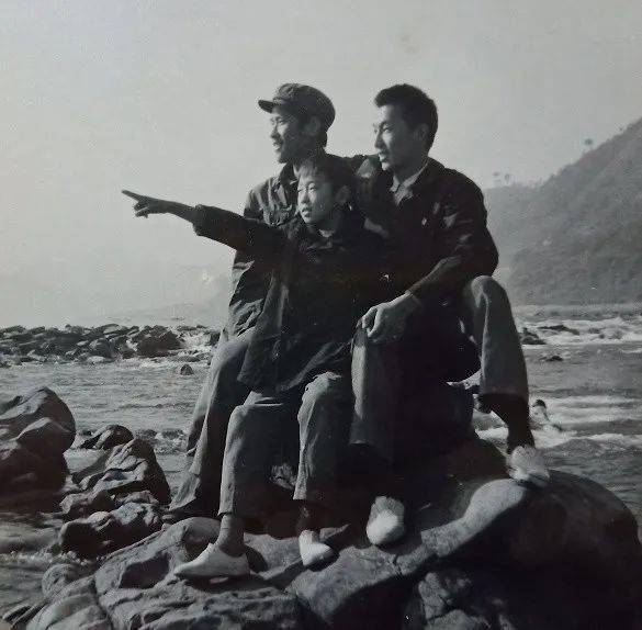 也是器乐队的主力成员——嵇飞,罗缨和兄弟罗丹在沅江里的礁石上留影