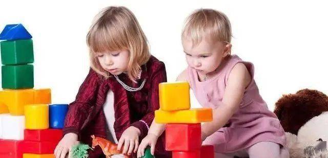 怎么教小孩打羽毛球最简单 12880c76d7be4197b22e43c4c90c4bc8.jpeg