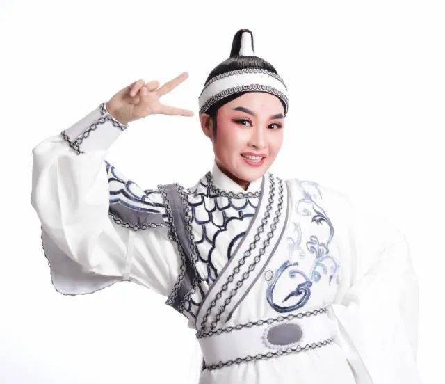 毕业于上海戏剧学院戏曲舞蹈分院,师从曹银娣,沈于兰,陈东文等老师.
