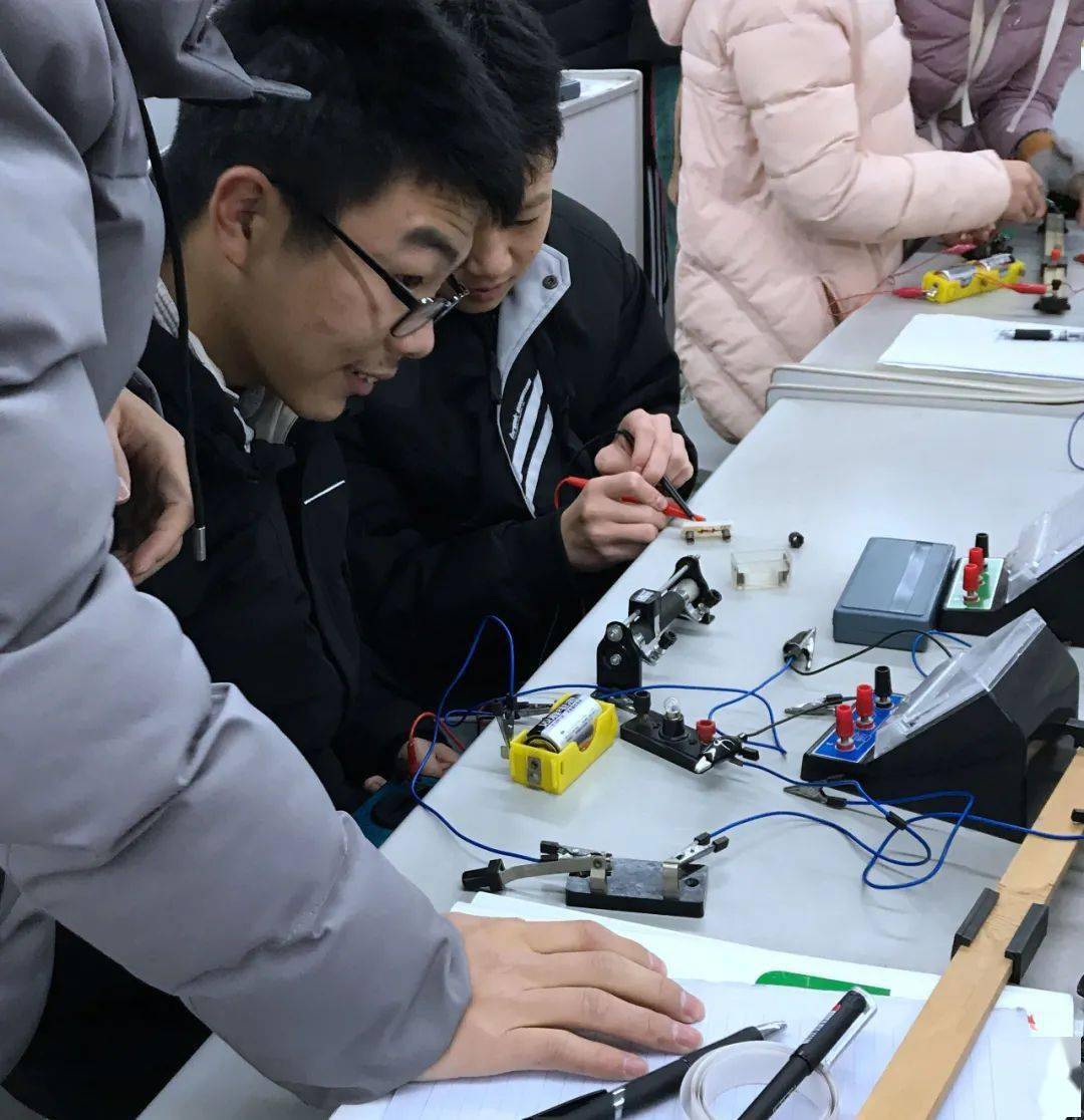 勤于钻研严谨治学宜宾市三中2018级物理教研组风采