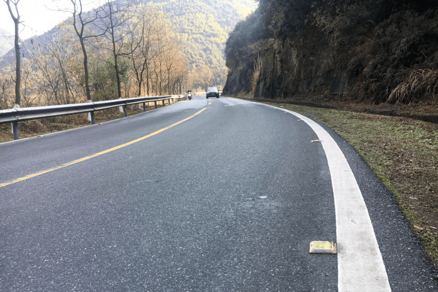 标识,在原有被动反光的基础上增加主动发光功能,使得道路边线更加清晰