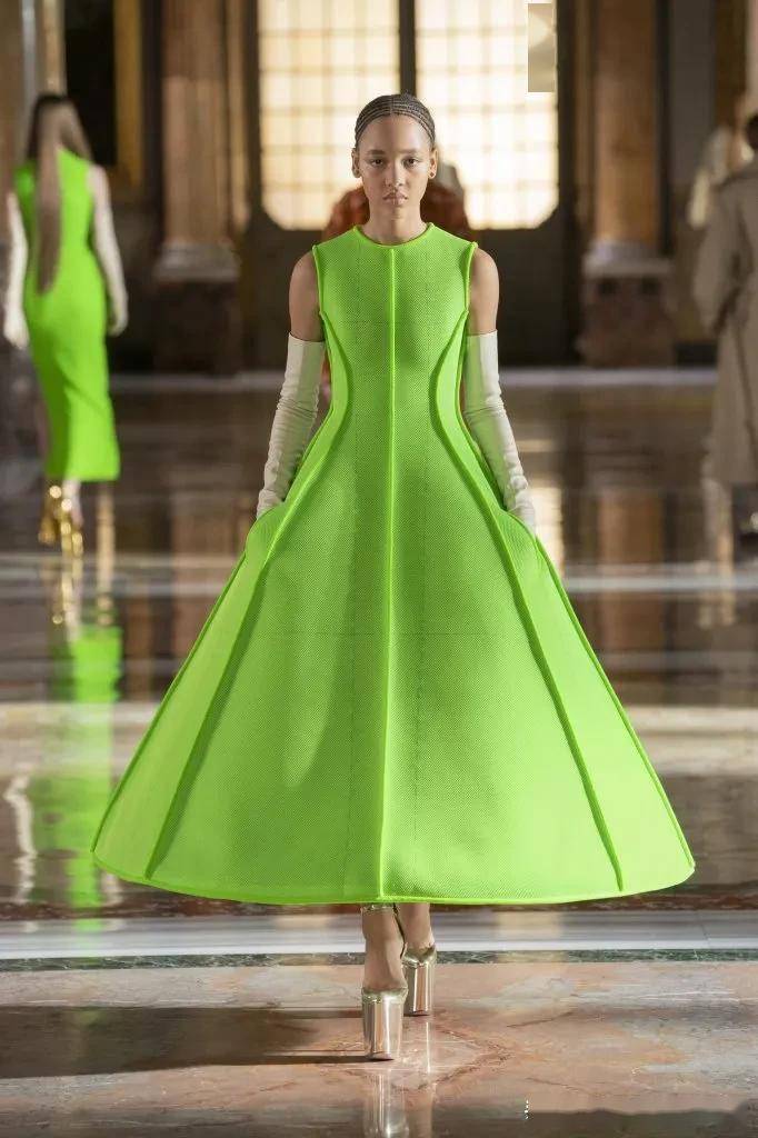 华伦天奴2021春夏高级定制,礼服也可以绿的生机盎然.
