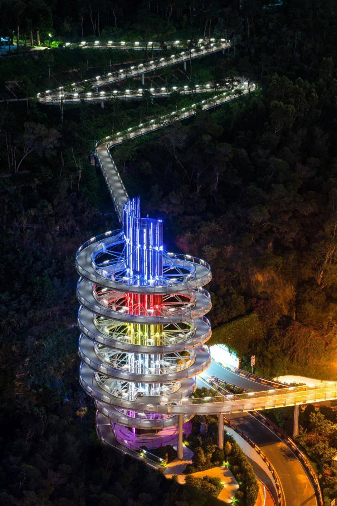 桥梁步道如螺旋环绕,盘旋而上连接狐尾山,风景尤为壮观.