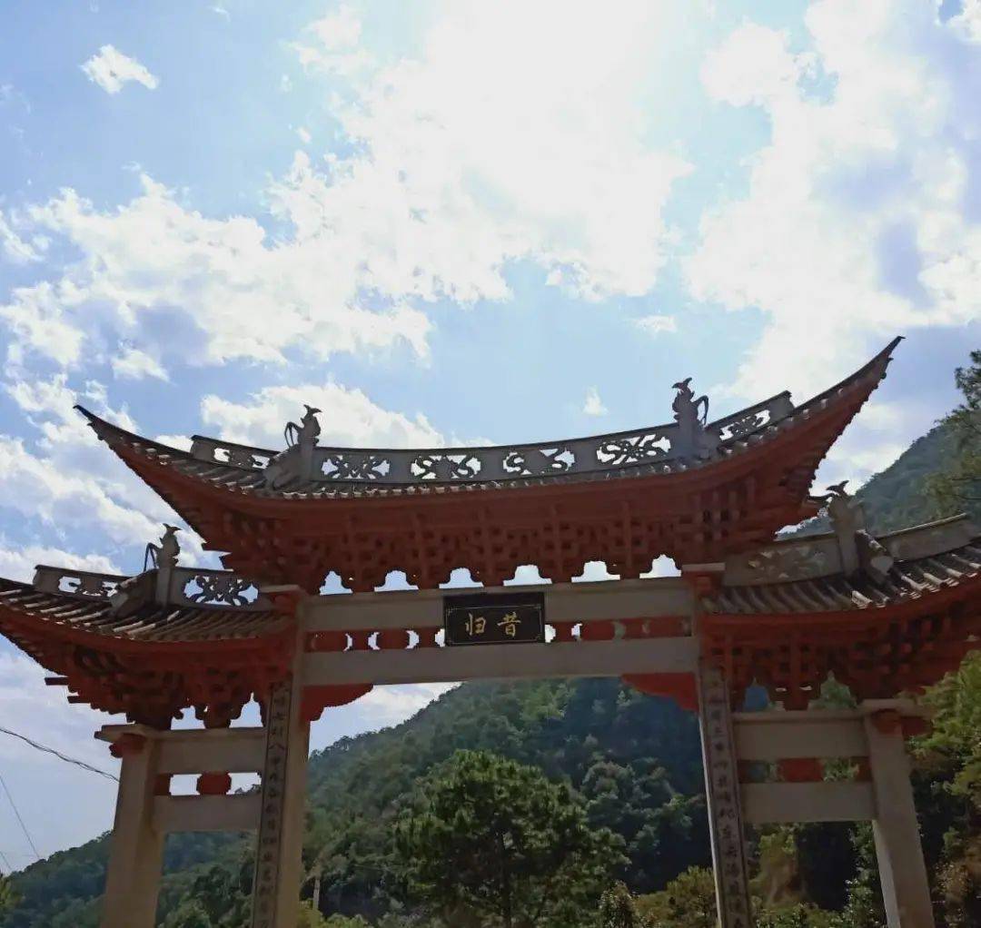 昔归它地处邦马山脉北段的半山腰,是临沧勐库镇最北边的寨子,傣语意为