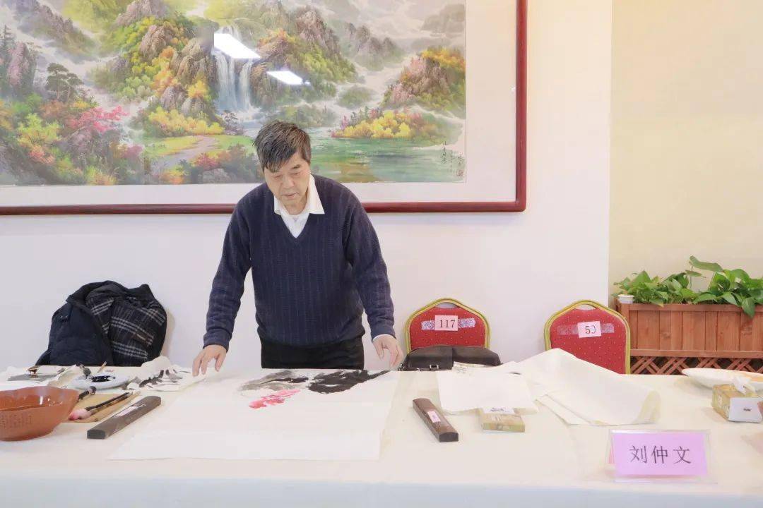 文人墨客齐聚大好河山拜新年,金牛献瑞描绘锦绣祖国迎春天_书画