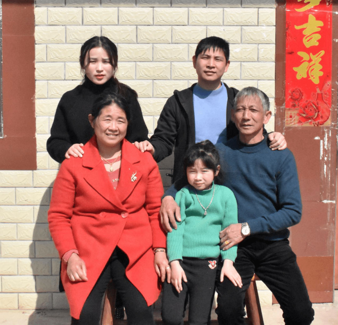 新时代文明实践在昌南三江镇开展摄影进万家温暖全家福活动