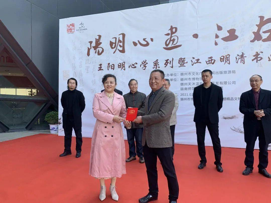 赣州市博物馆副馆长谢显纹为捐赠者颁发收藏证书展览现场精美展品王