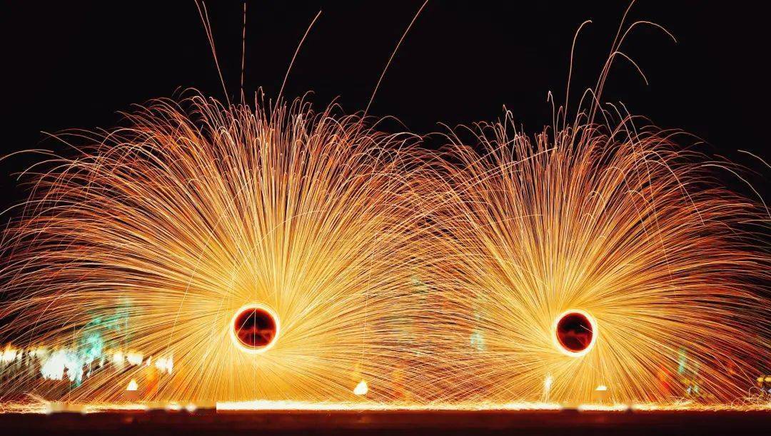 看完打铁花再看放烟花就像是过家家