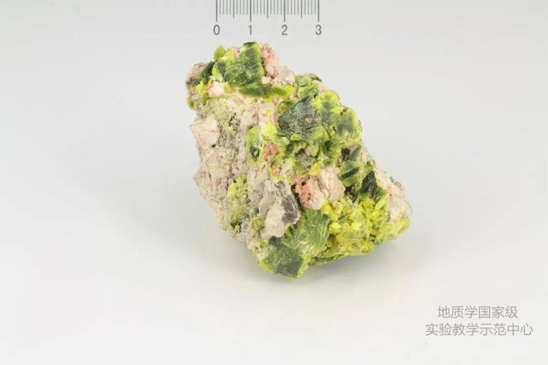 铀矿石图片 来自搜狐网