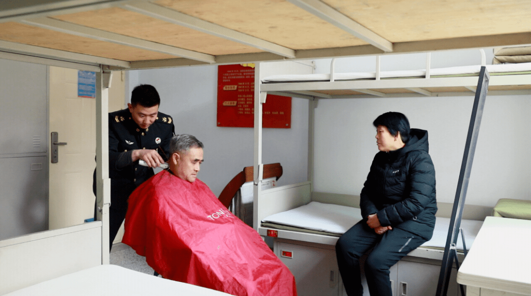 我长大想来这里当兵烈士杨树朋家人来到杨根思连过年