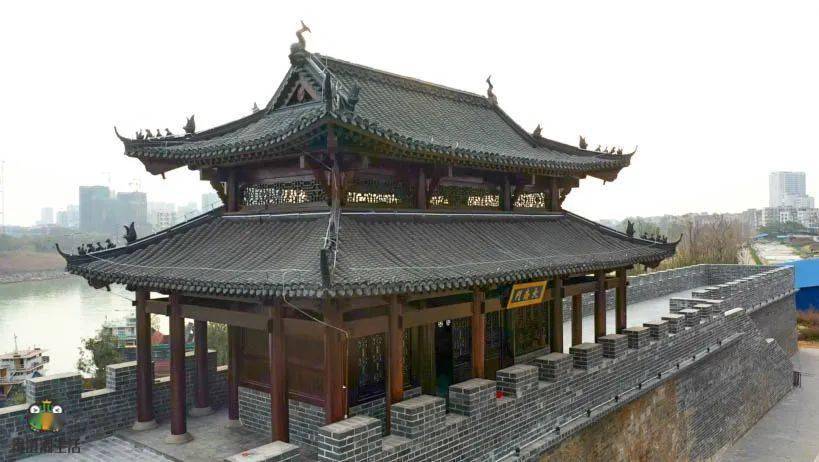 簇簇新的大南门,巍然耸立,倒是有点1000年前城门前的肃穆感.