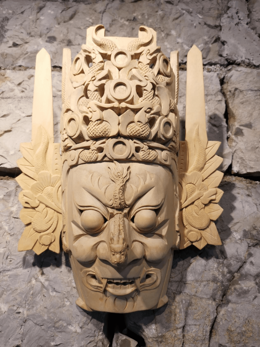 屯堡建筑上,随着社会的变迁和文化的沉淀,形成了主要以地戏面具制作为