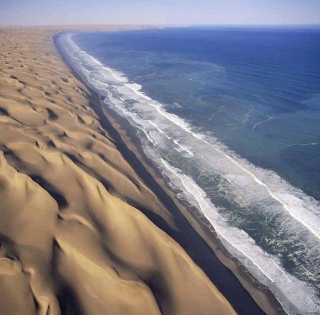 纳米比亚骷髅海岸德阿让海滩除了蓝天,大海,沙滩这些标配之外,还散落