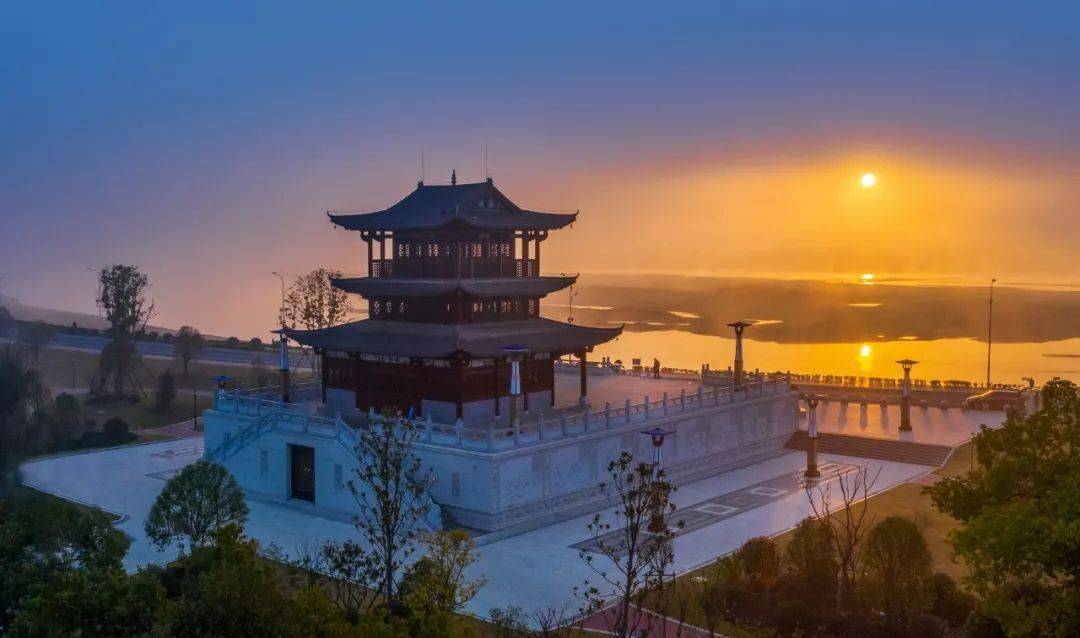 位于巴邱镇二中内雄伟壮观的观澜阁,是明朝时期周瑜后人为纪念三国