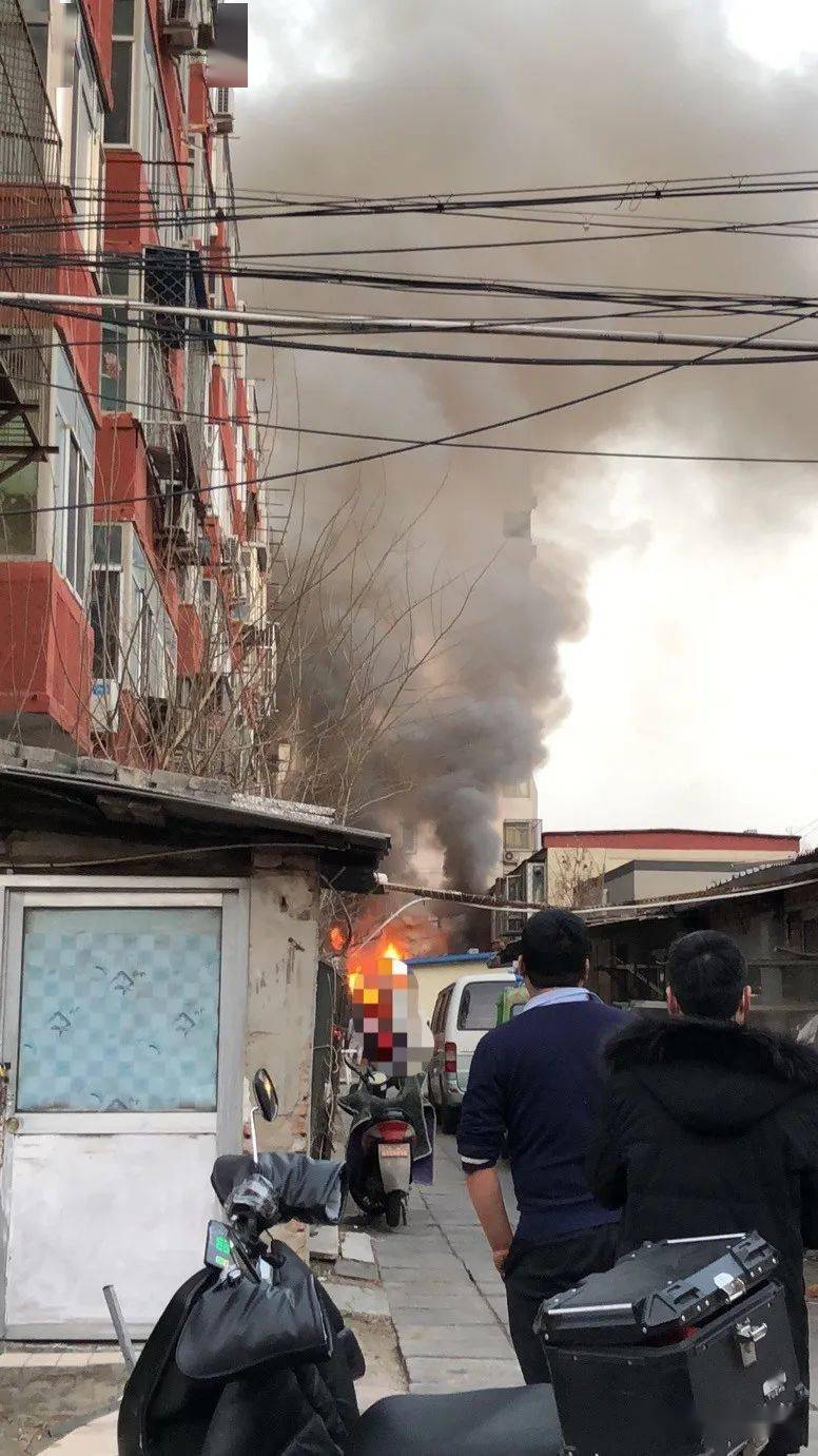 昨天芍药居这个小区着火了现场烟够大的