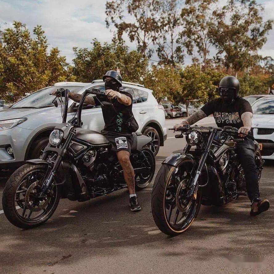 露出你的纹身,骑上你的哈雷