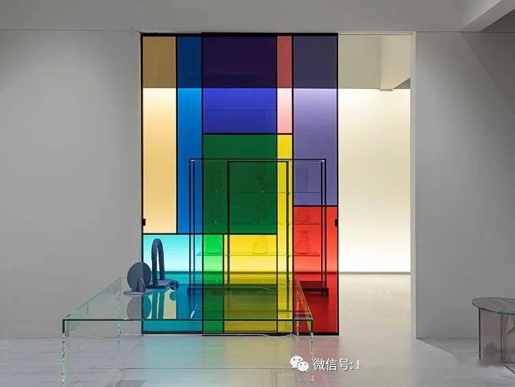 空间里加了那些彩色玻璃隔断让整个空间都充满了灵性的美感fashion