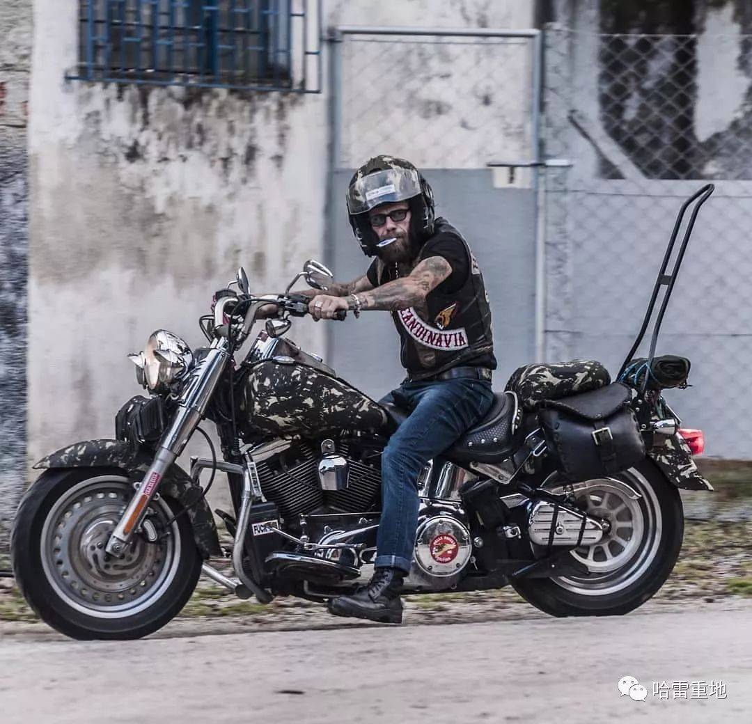 露出你的纹身骑上你的哈雷