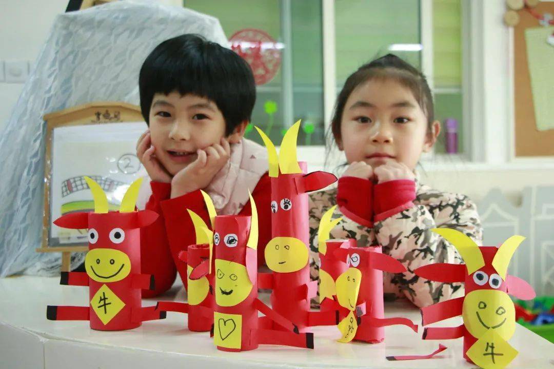 左右滑动查看更多果果幼儿园的"小果宝们"利用纸箱,纸盘,手工纸等低