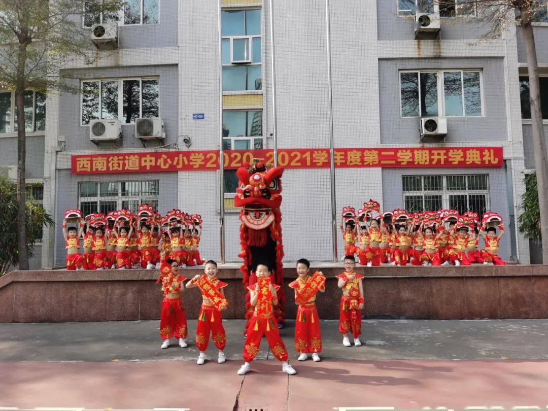 舞狮欢迎同学仔 这样的开学 很佛山 中小学校