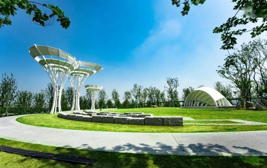 听到我们聊天,家住荥阳的沈先生也对蝶湖公园赞不绝口:"公园湖水碧波