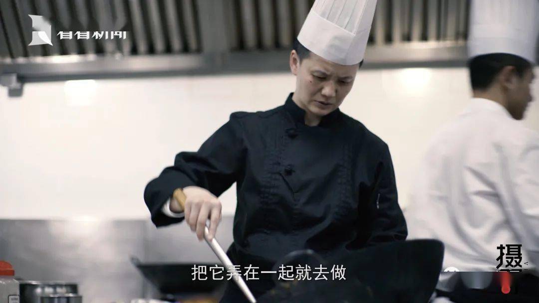 秦卓男,本帮菜泰斗李伯荣的关门弟子,看似瘦弱的女子,当年却是老饭店