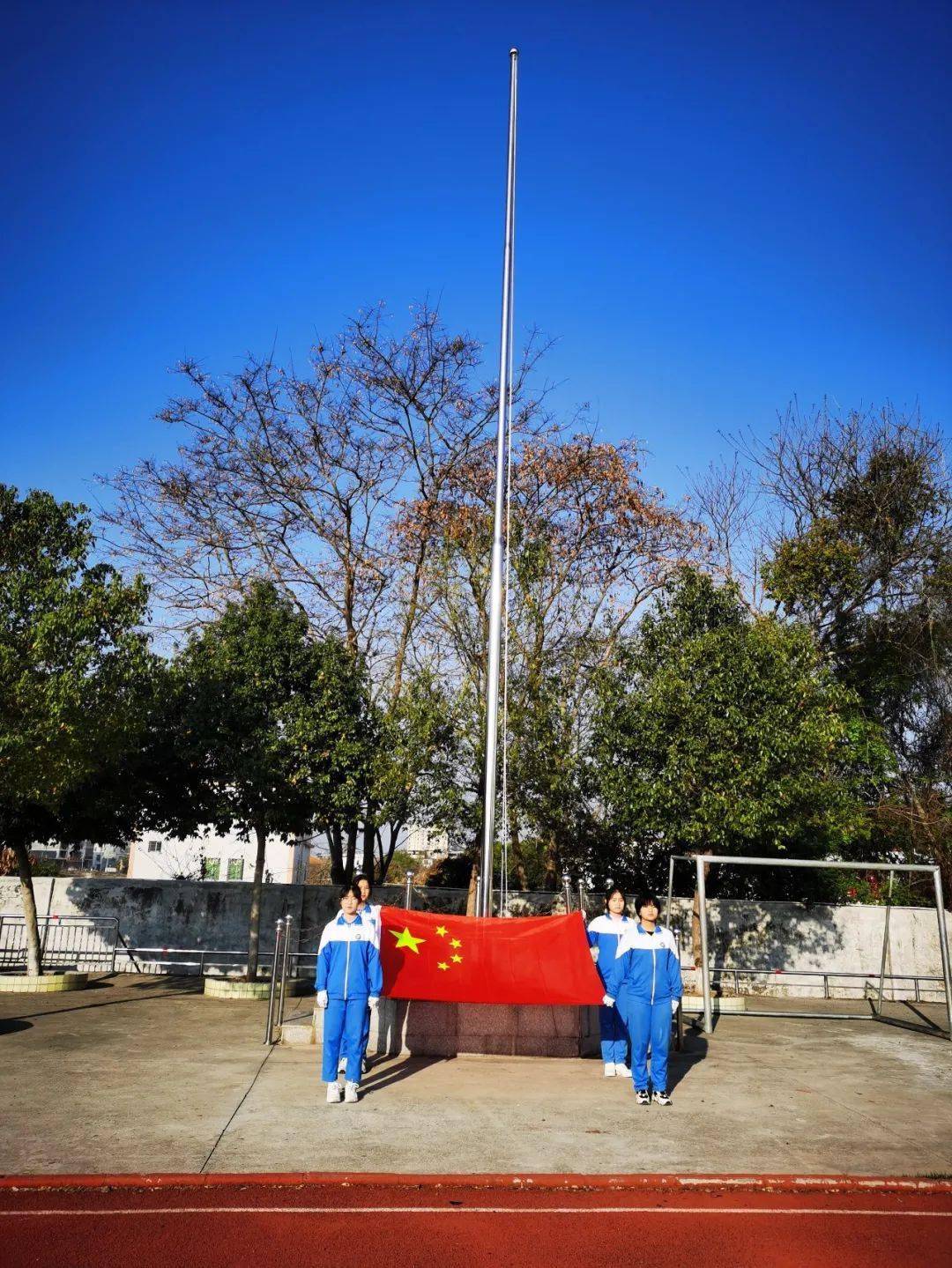 坭陂中学全校师生在学校操场举行隆重的开学典礼
