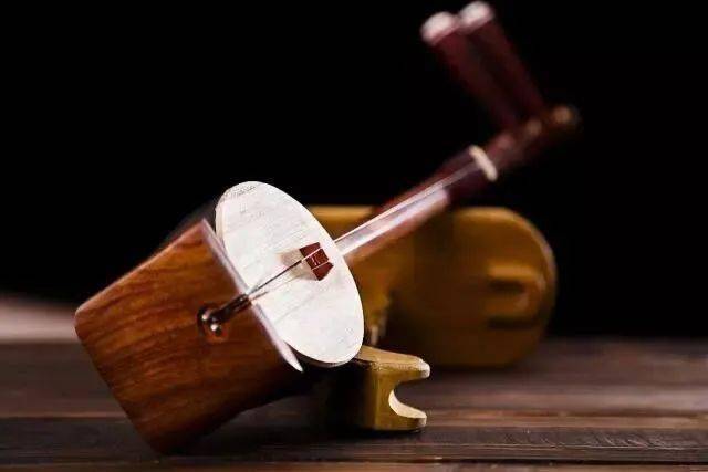 中国民族传统乐器板胡是胡琴家族的一员