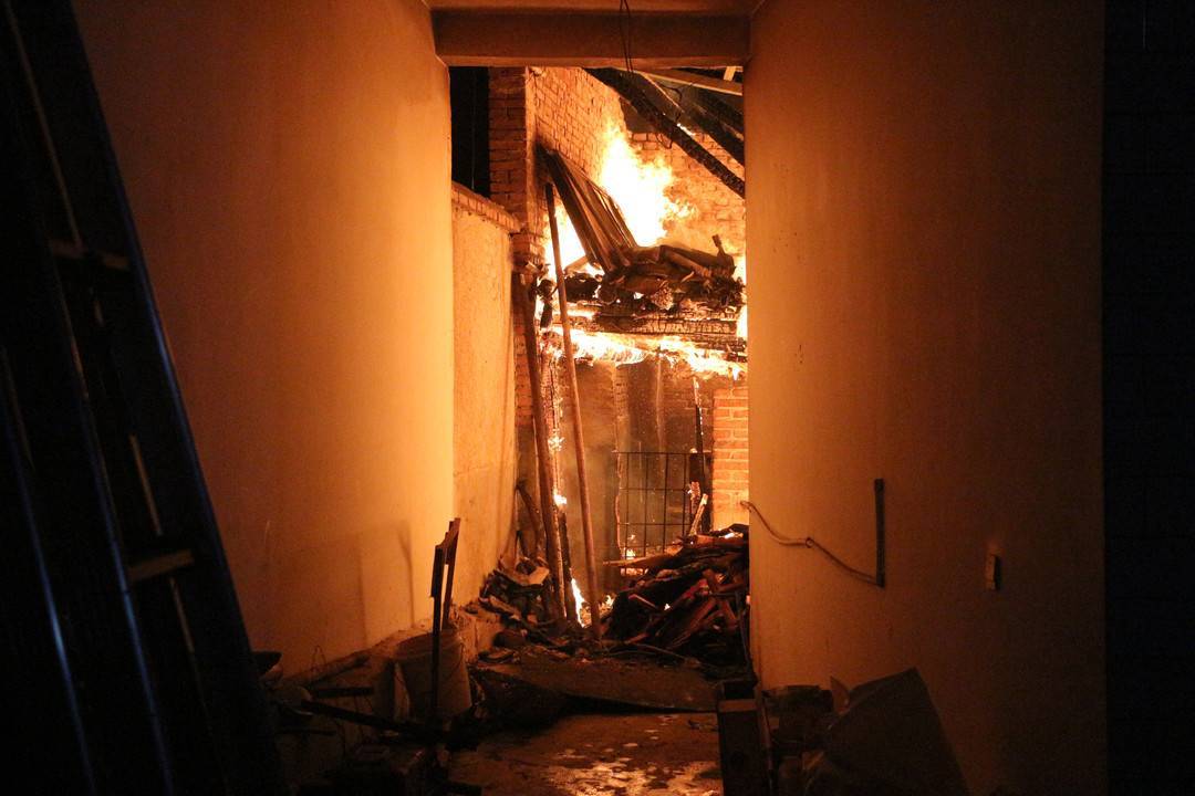 羊圈起火8只羊丧生火海消防紧急扑救