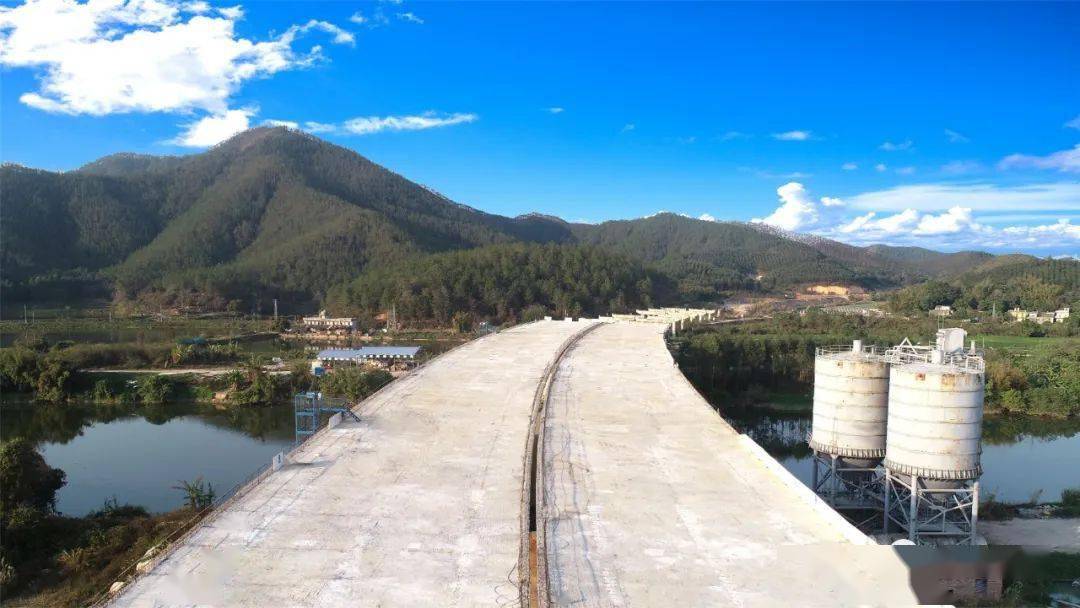 北连高恩高速,南经开平蚬冈,金鸡,台山深井,汶村等地,与西部沿海高速