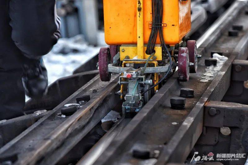 探伤仪在钢轨间穿行.通讯员摆风亮摄