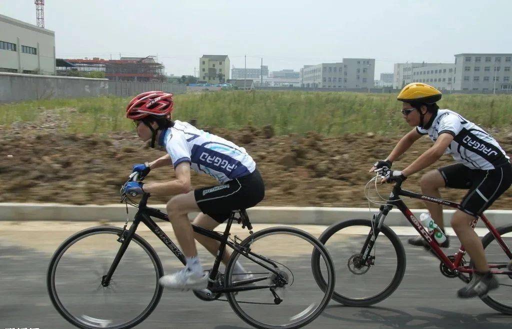 看图猜成语四个人骑着自行车_骑着自行车的人(3)