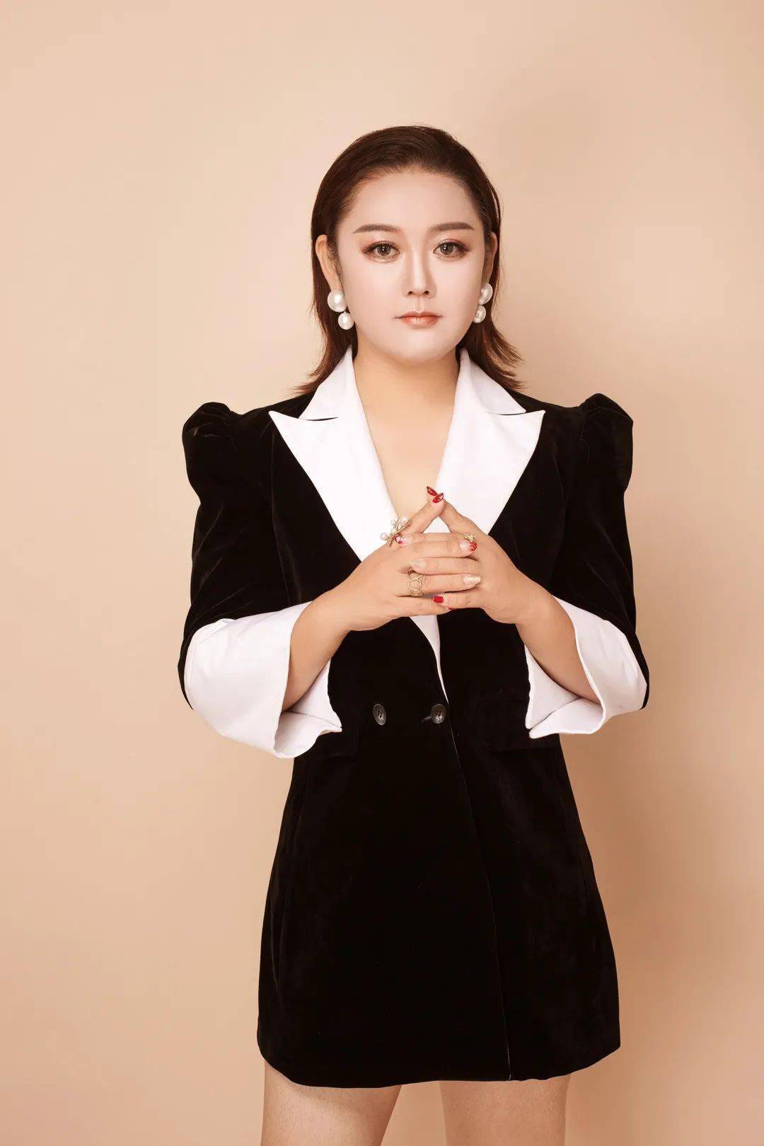 对话| 8问经理人:郝静