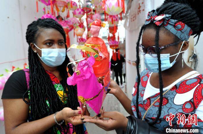 福州：外国留学生做花灯体验中国元宵节传统民俗