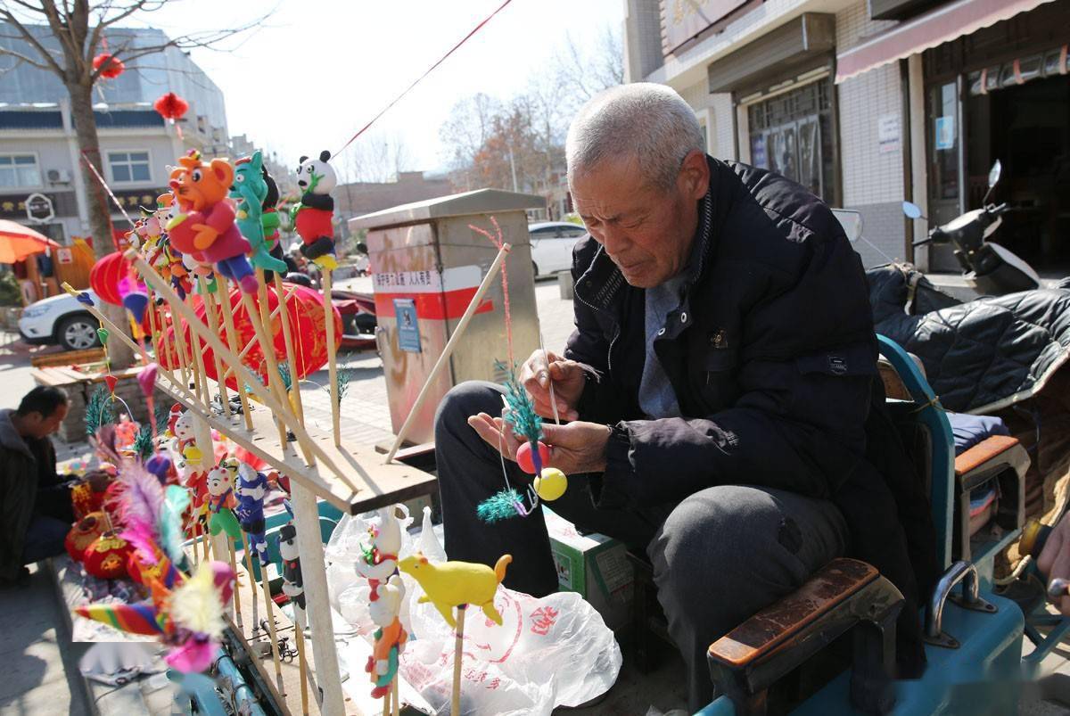 关中泥人刘赶集摆摊不捏泥人捏面人20分钟捏个牛只卖10元