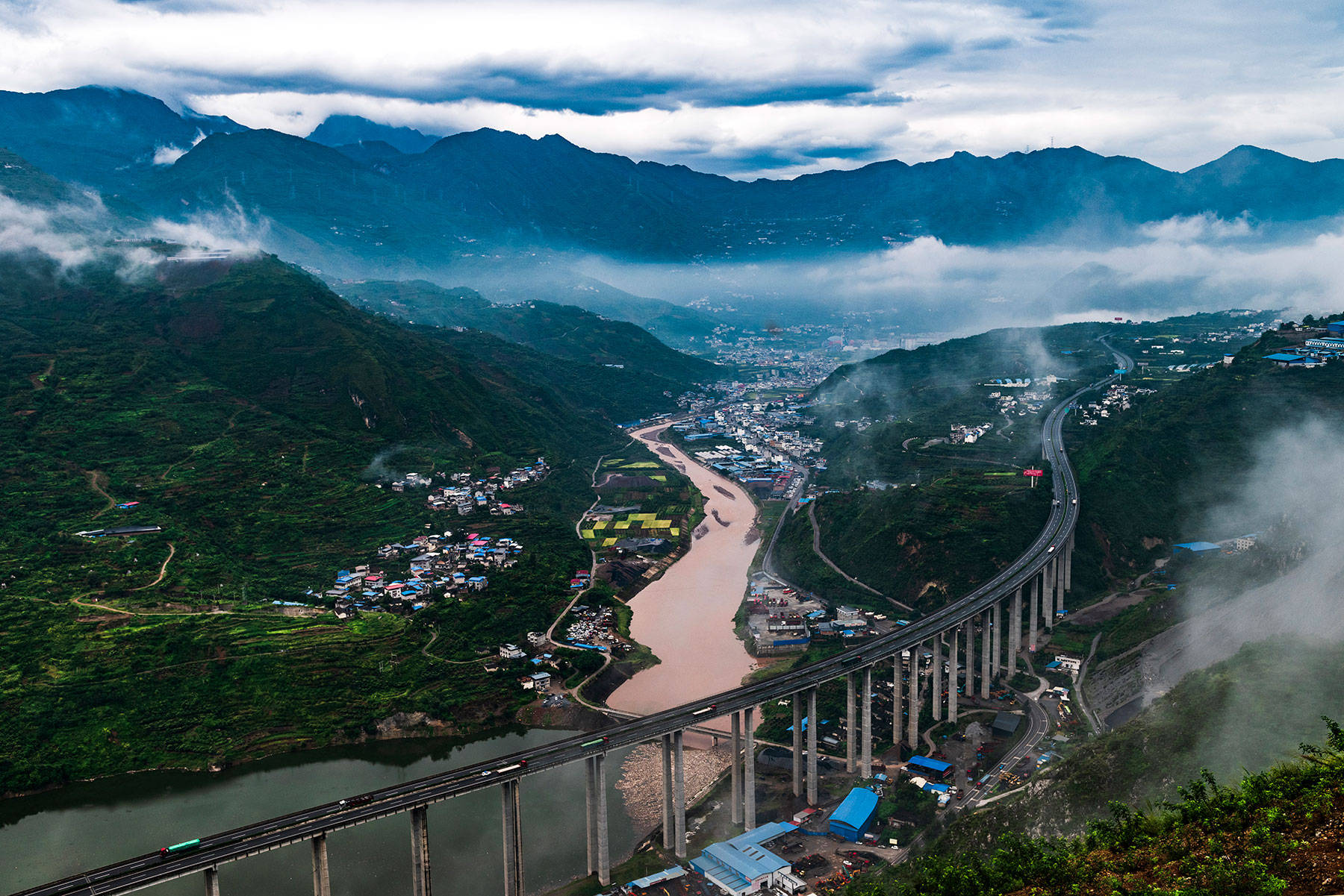 雅西高速航拍图(视觉中国)