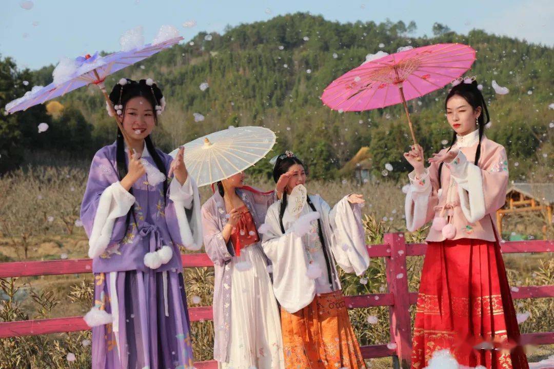 香花湾景区迎来踏春游