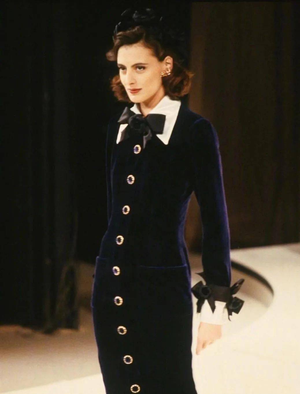 她独一无二的走秀风格可以说是互相成就彼此伊娜和香奈儿合作的那几年